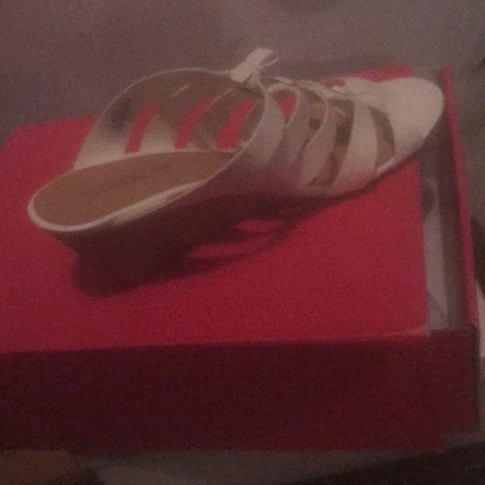 All white wedge